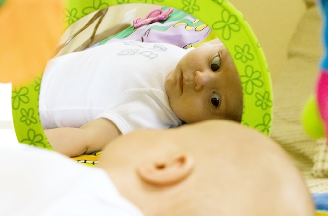 Jouet bébé 6 mois : comment le choisir ? - Lesapprentisparents